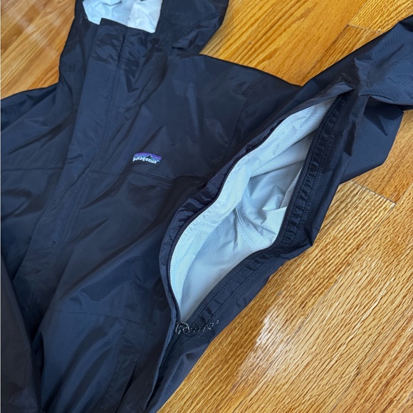 Men’s M Like New Patagonia Rain Jacket - Picture 3 of 5